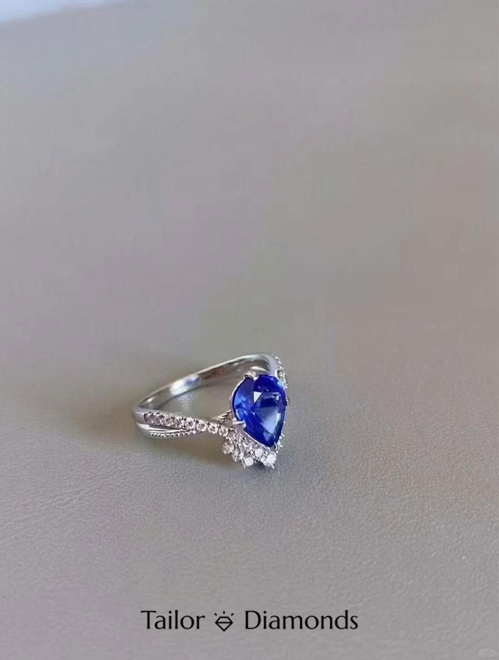 18K White Gold Heart Shaped Sapphire Ring
